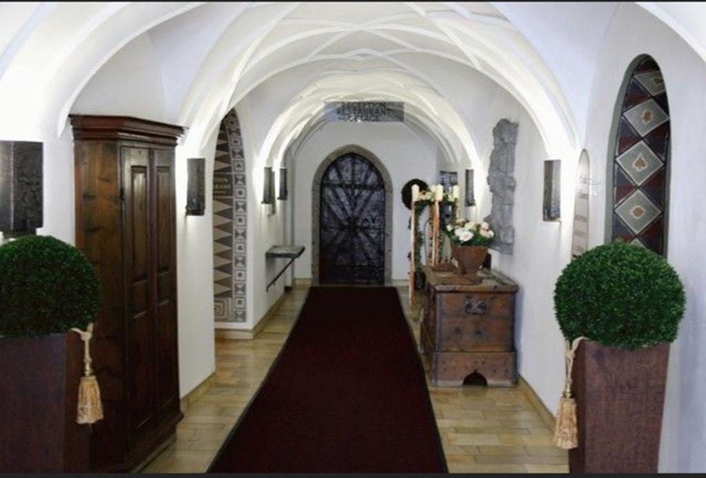 Schlosshotel Post Edelfreisitz Sprengenstein Imst Exterior photo